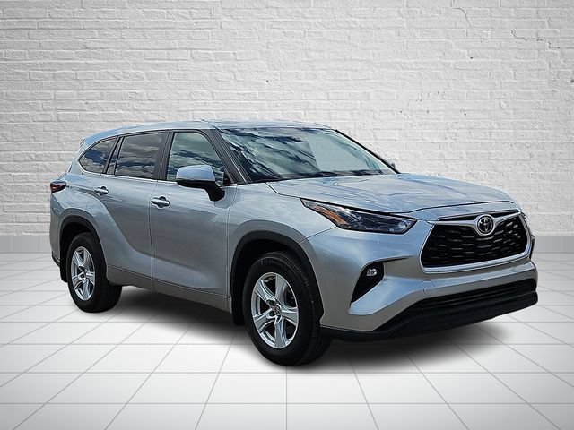 Used 2024 Toyota Highlander LE AWD/4WD image 6