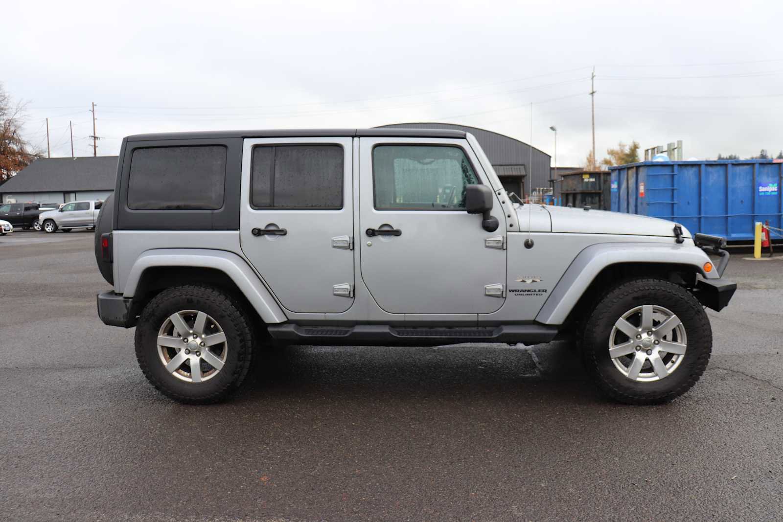 Used 2016 Jeep Wrangler Unlimited Sahara w/ Connectivity Group image 4