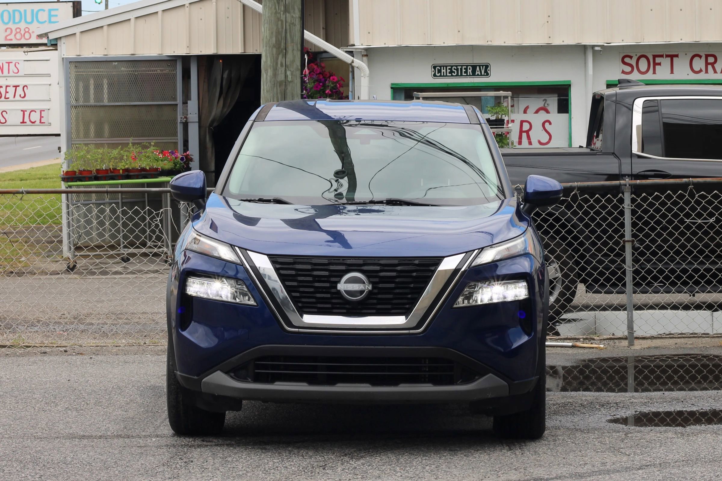Used 2022 Nissan Rogue SV FWD image 2