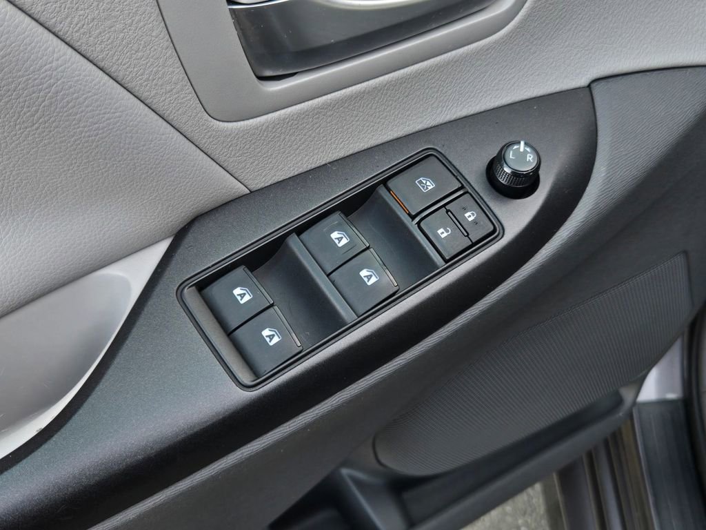 Used 2019 Toyota Sienna LE w/ Carpet Mat Package image 11