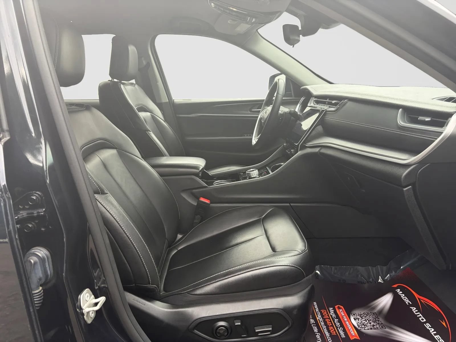 Used 2023 Jeep Grand Cherokee Limited AWD/4WD image 20