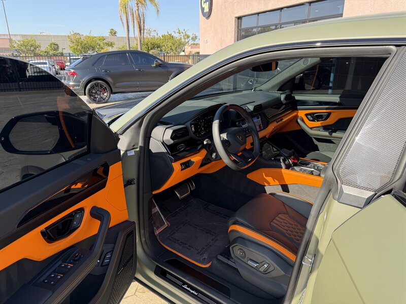 Used 2025 Lamborghini Urus SE AWD/4WD image 14