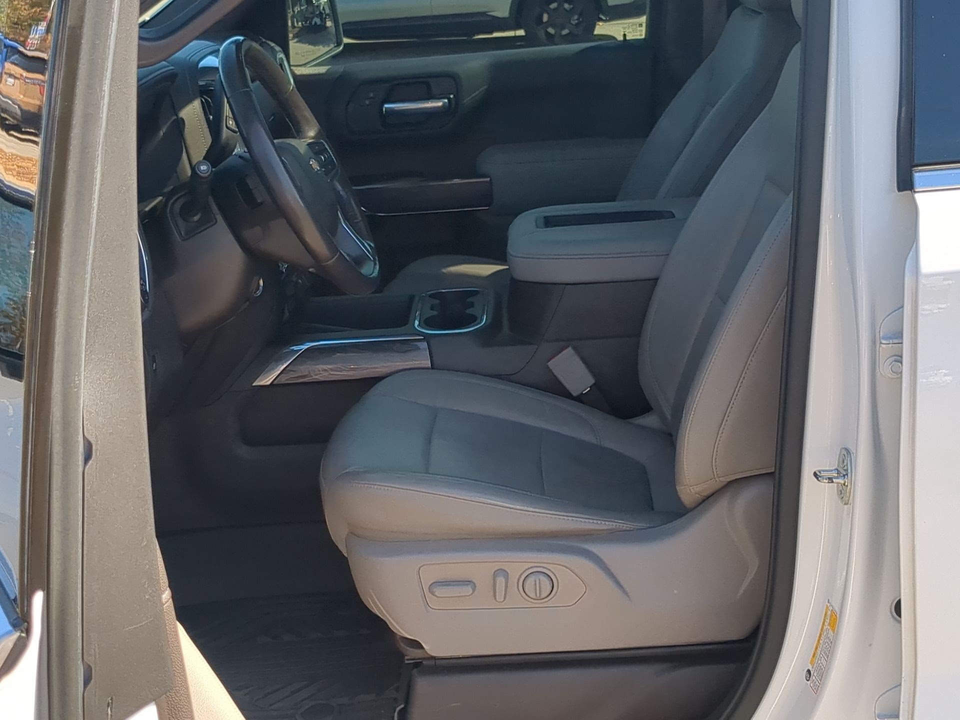 Used 2020 Chevrolet Silverado 1500 LTZ AWD/4WD image 11