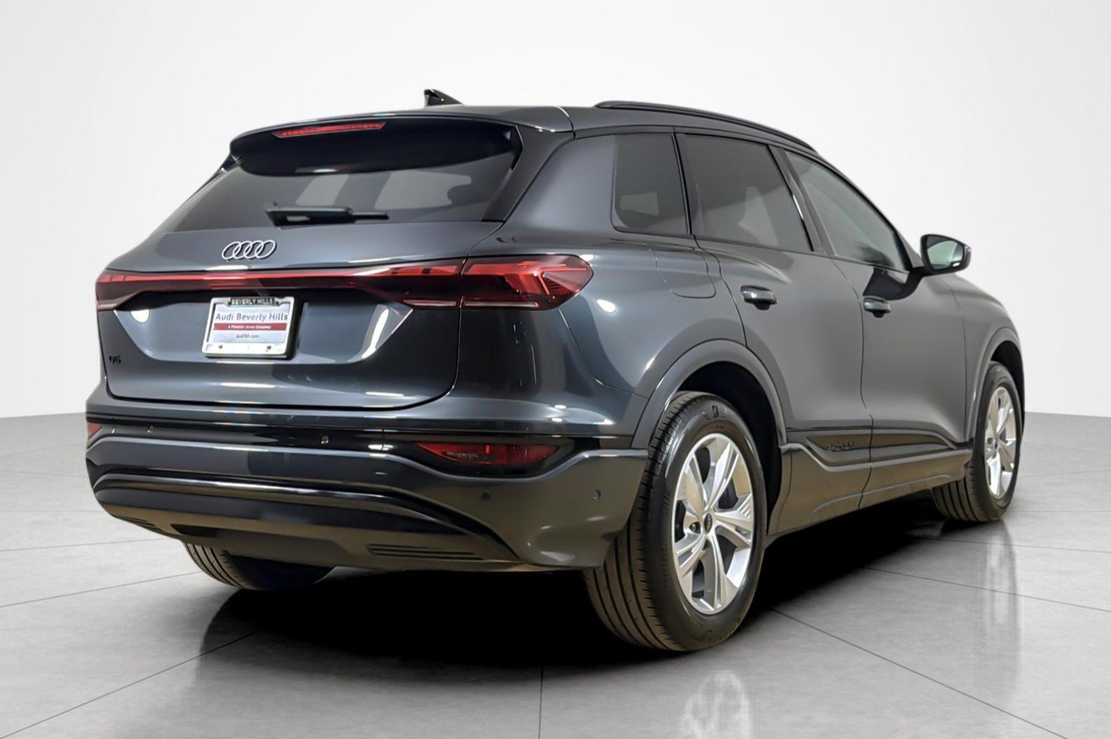 Used 2025 Audi Q6 e-tron Premium w/ Convenience Package RWD image 5