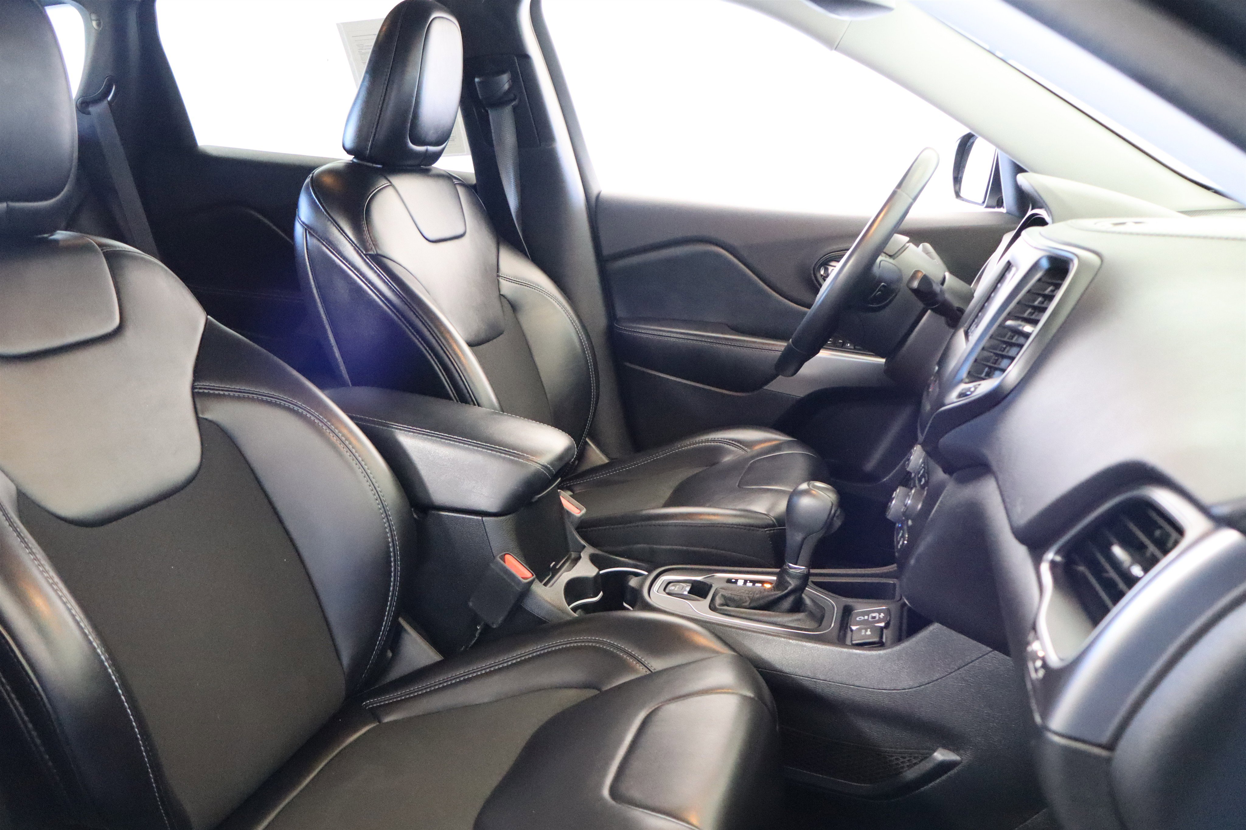 Used 2019 Jeep Cherokee Latitude Plus w/ Comfort/Convenience Group image 21