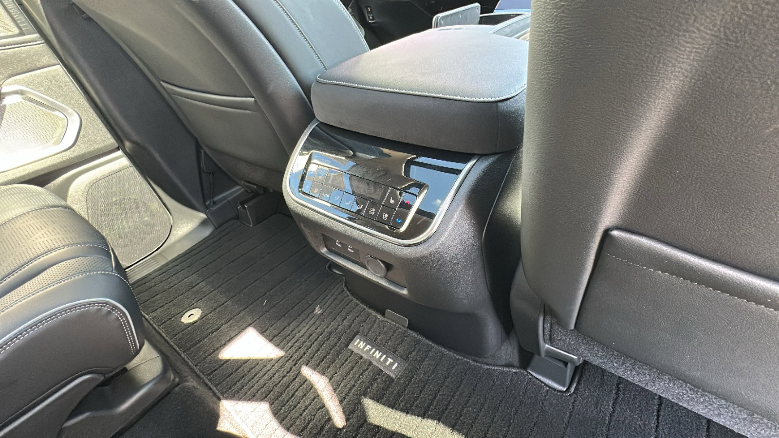 Used 2025 INFINITI QX80 Sensory image 27