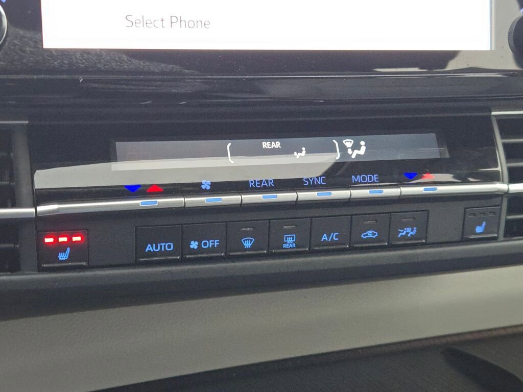 Used 2023 Toyota Sienna XLE image 32