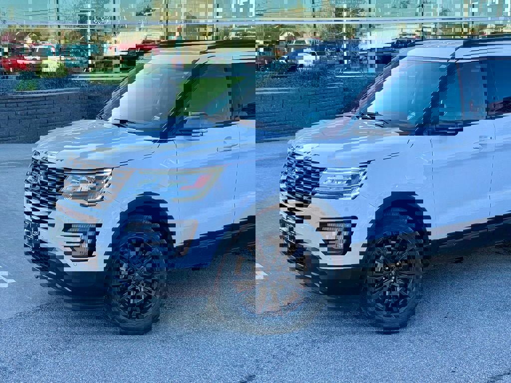 Used 2017 Ford Explorer XLT w/ Equipment Group 202A AWD/4WD image 2