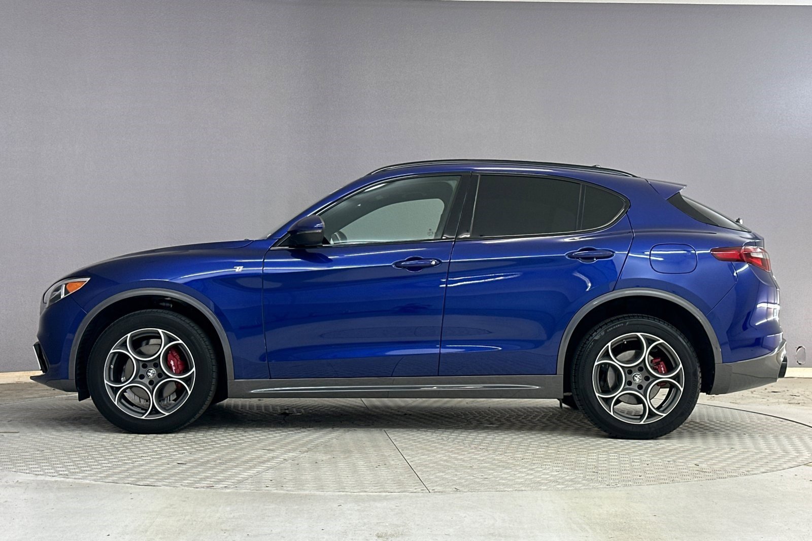 Used 2022 Alfa Romeo Stelvio Ti image 2