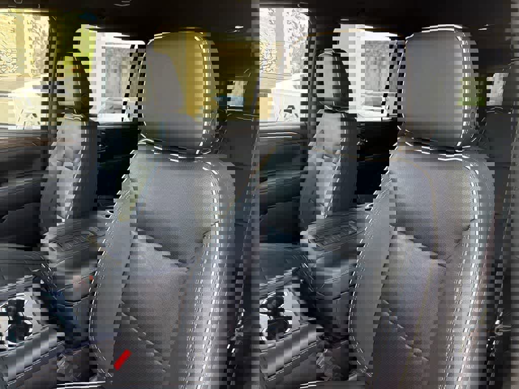 Used 2023 Chevrolet Suburban Premier image 28