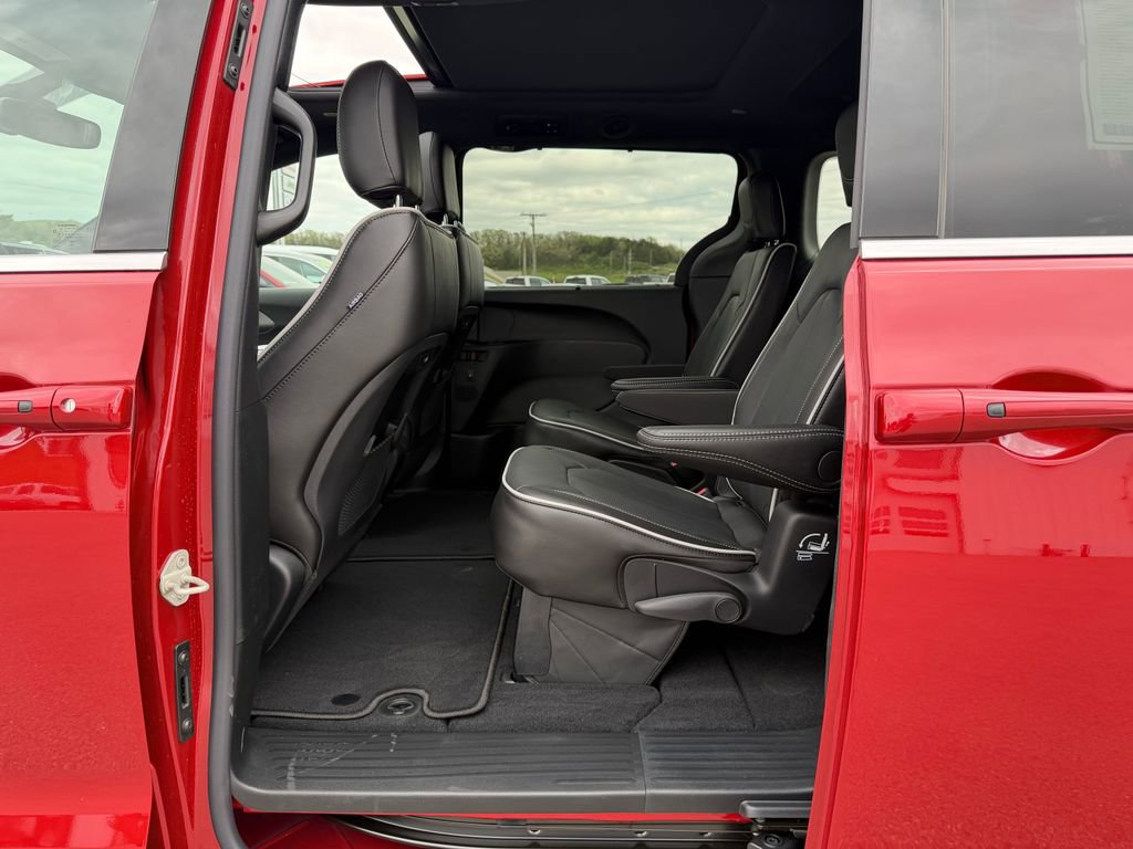 New 2027 Chrysler Pacifica Limited AWD/4WD image 30