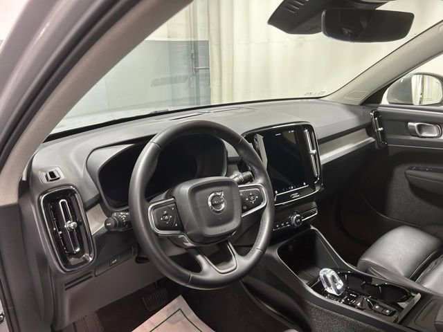 Used 2025 Volvo XC40 B5 Plus image 11