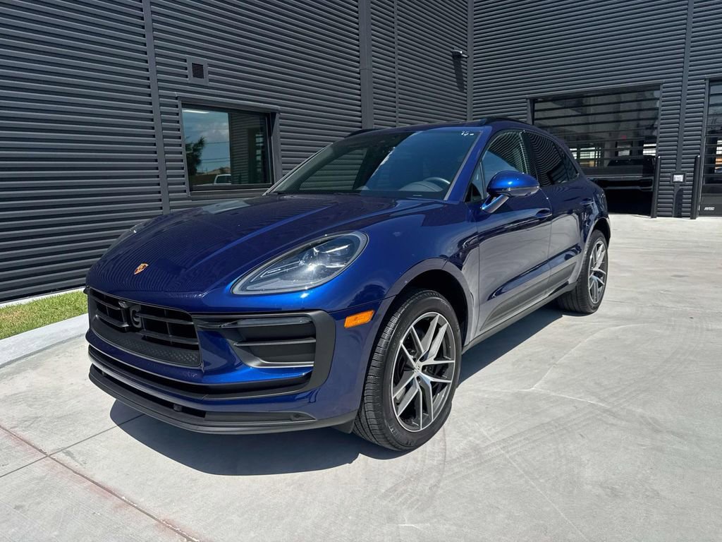 Certified 2025 Porsche Macan image 1