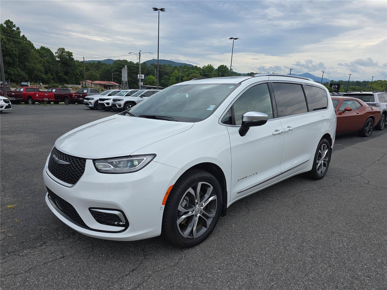 Used 2025 Chrysler Pacifica Pinnacle w/ Trailer Tow Group AWD/4WD image 7