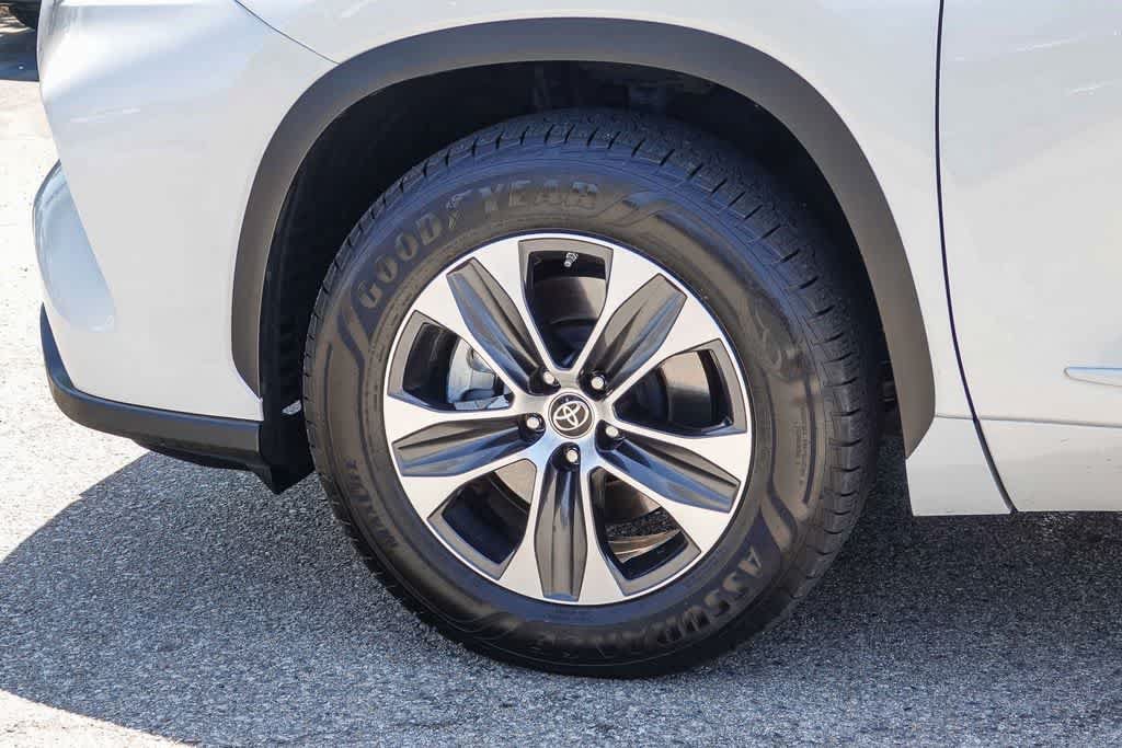 Used 2022 Toyota Highlander XLE FWD image 9