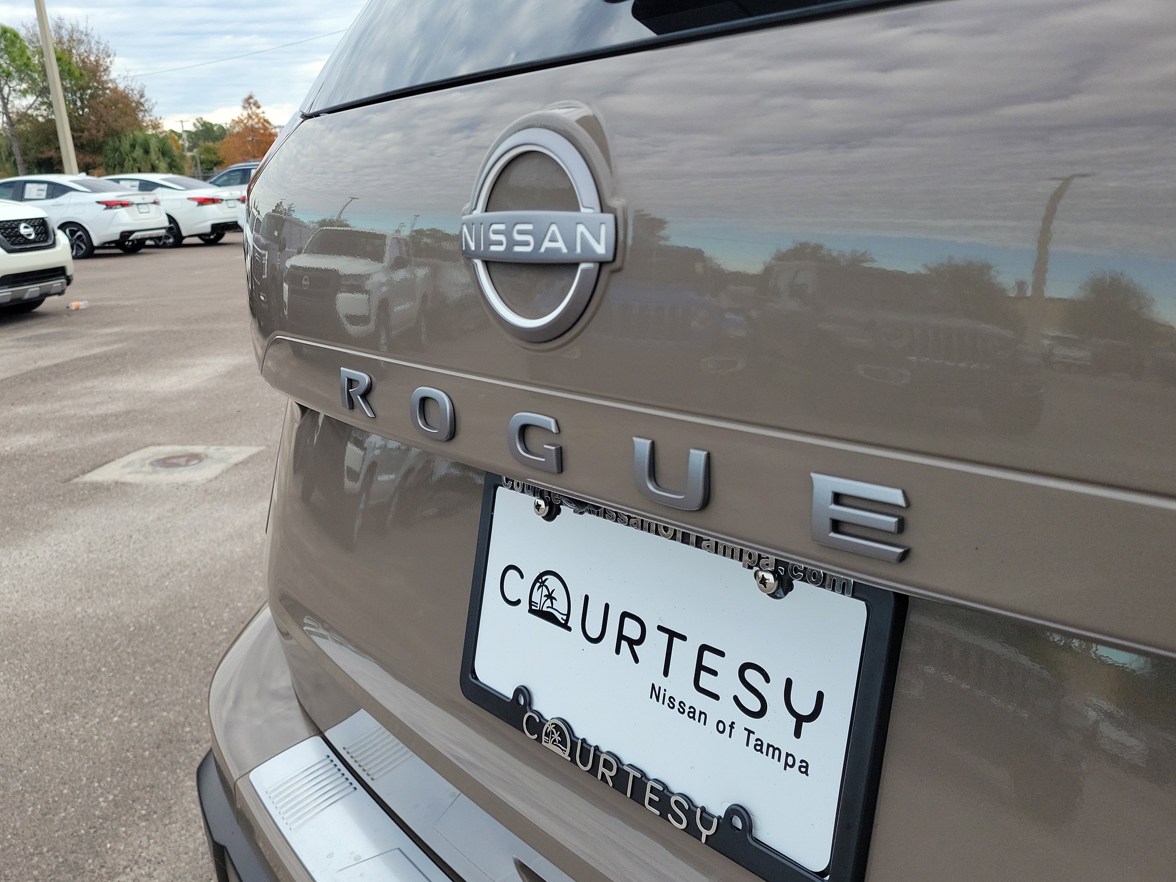 Used 2024 Nissan Rogue SV w/ SV Premium Package image 8