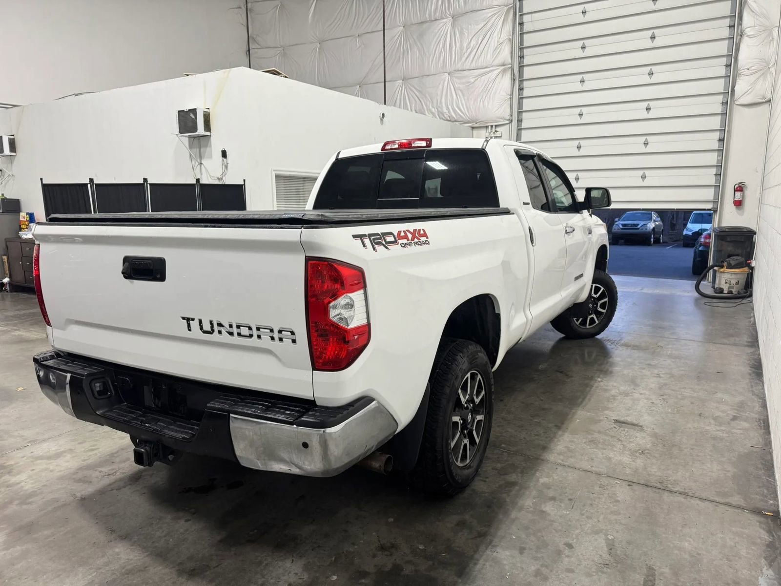 Used 2015 Toyota Tundra Limited w/ Limited Premium Package AWD/4WD image 9