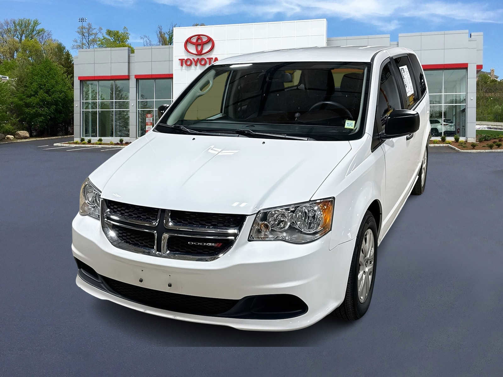 Used 2019 Dodge Grand Caravan SE w/ UConnect Hands-Free Group image 1