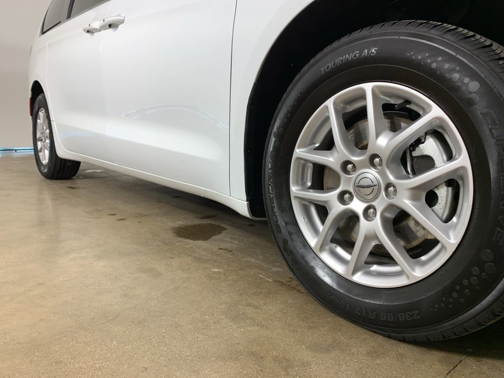 Used 2024 Chrysler Pacifica Touring-L image 6