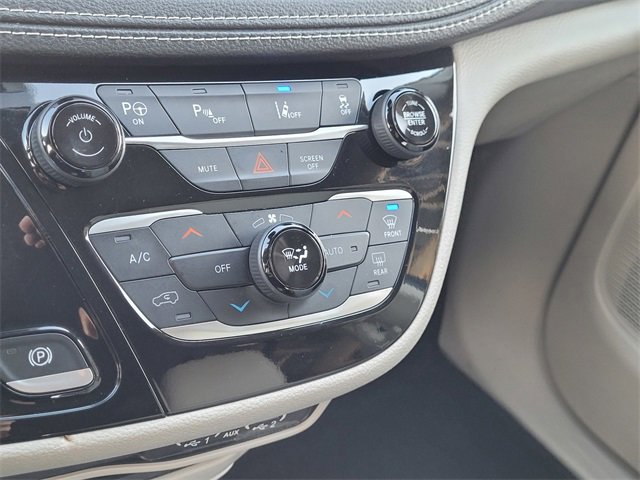 Certified 2021 Chrysler Pacifica Touring-L image 11