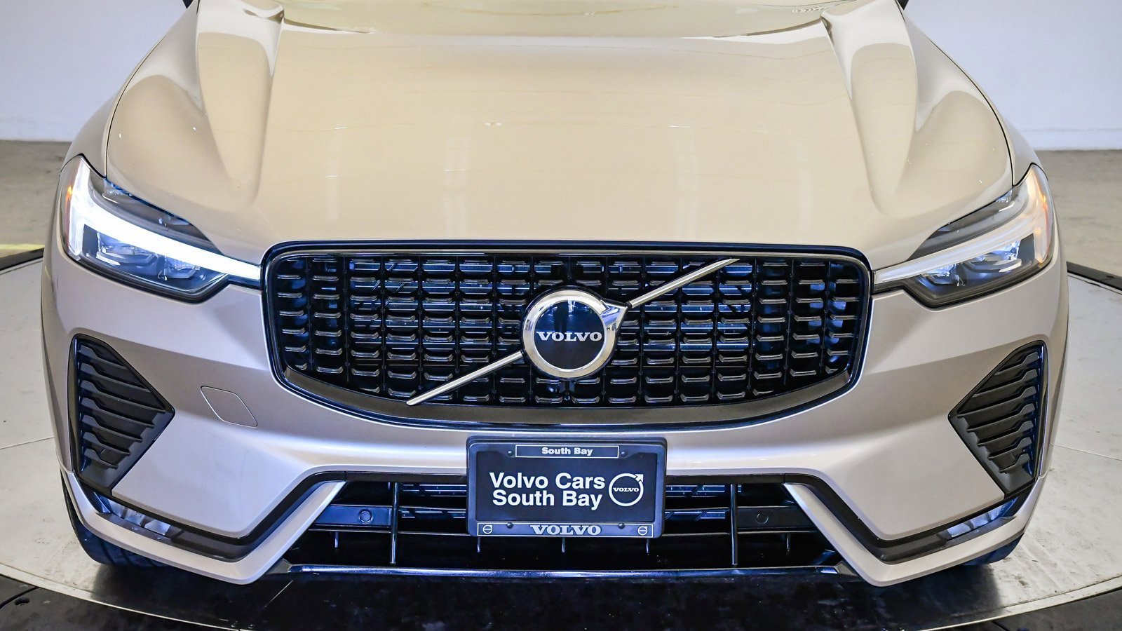 Certified 2025 Volvo XC60 B5 Core image 8