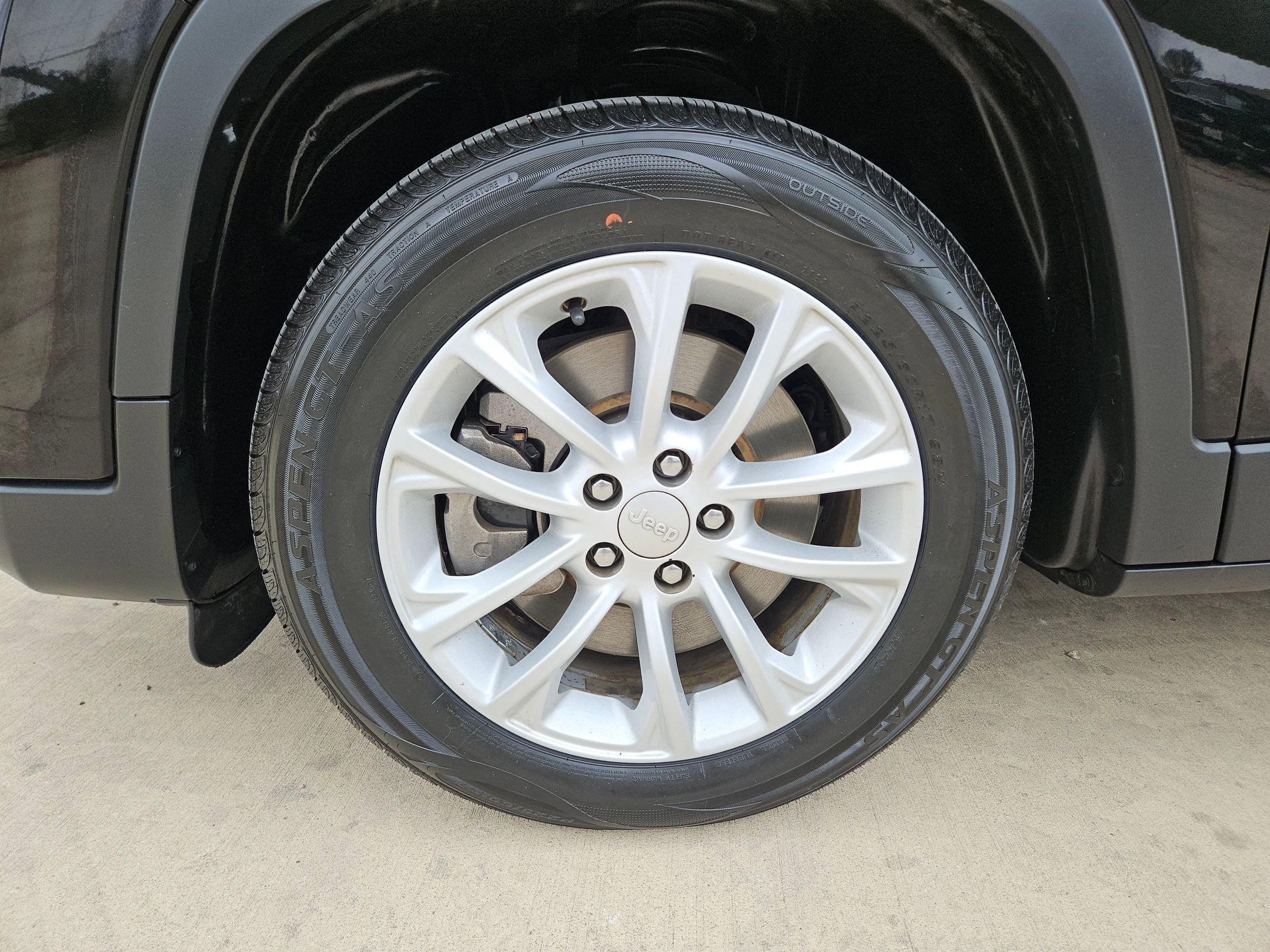 Used 2021 Jeep Cherokee Latitude w/ Mopar Interior Package image 31