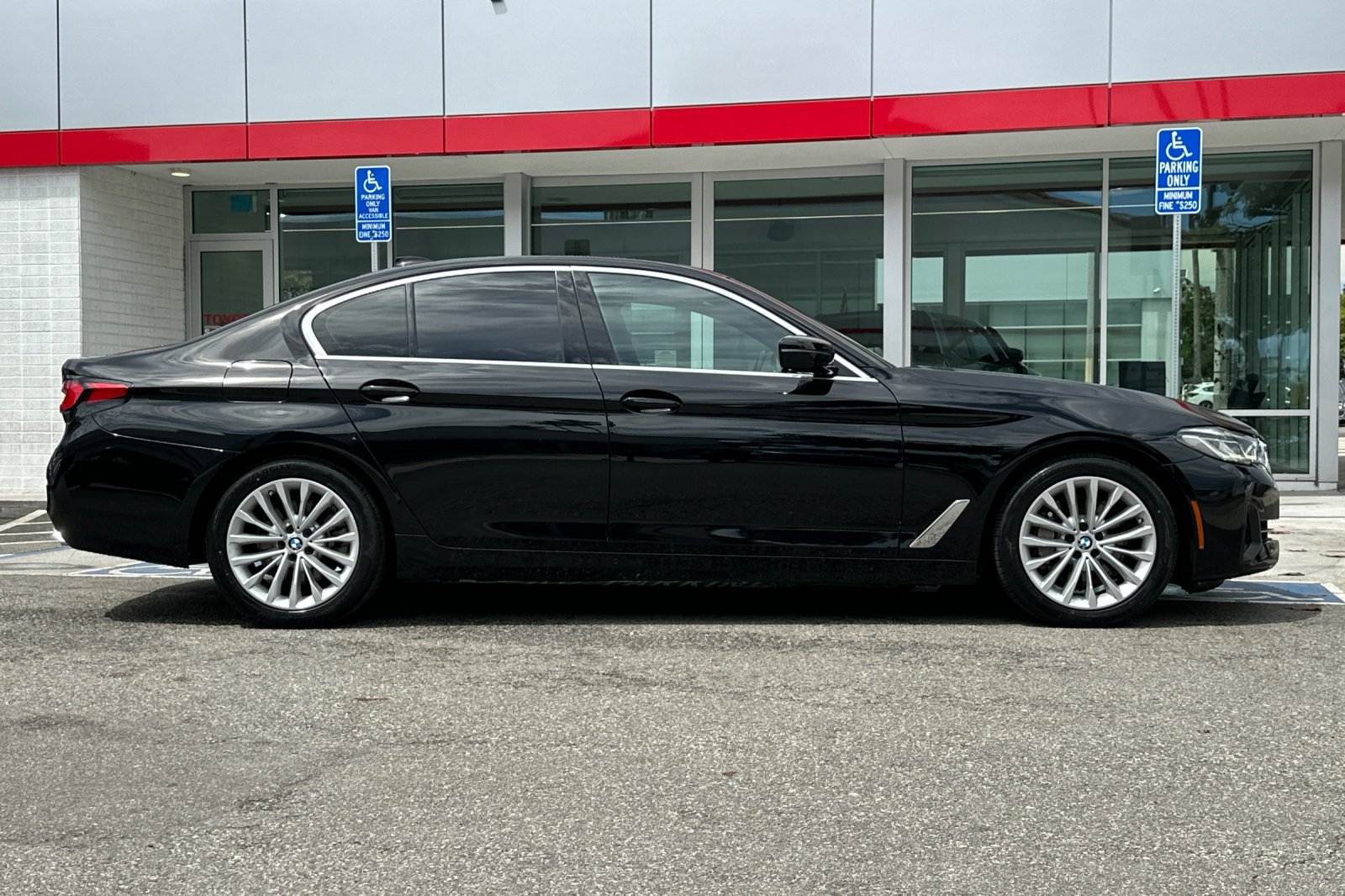Used 2021 BMW 530i w/ Convenience Package RWD image 3