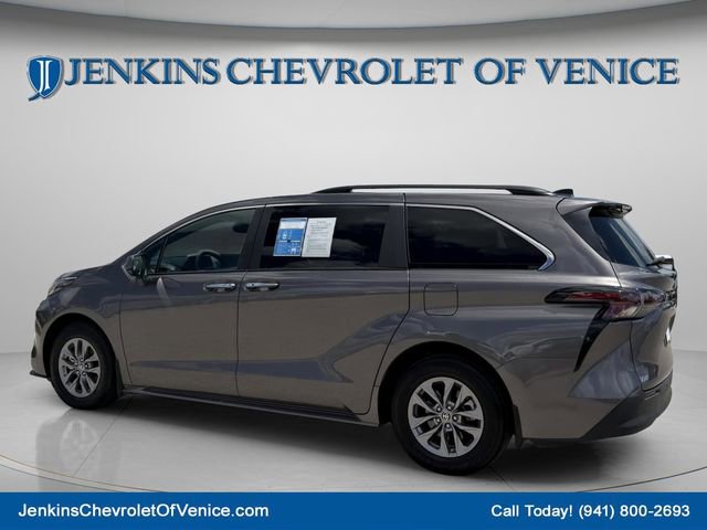 Used 2024 Toyota Sienna XLE FWD image 8