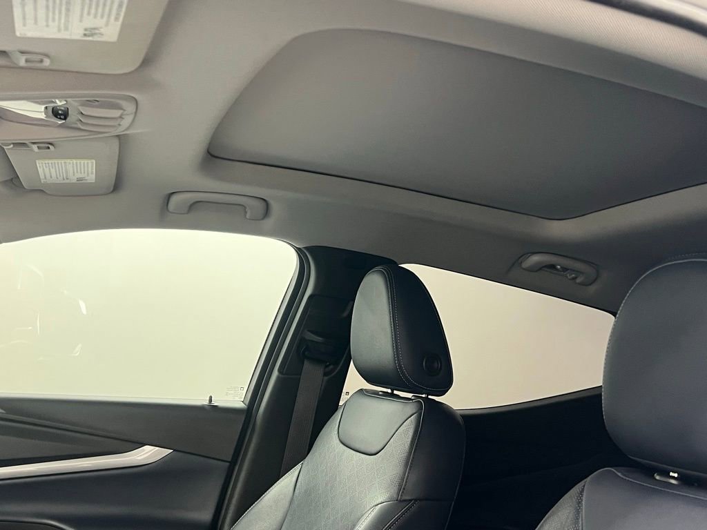 Used 2022 Chevrolet Bolt EUV Premier w/ Sun & Sound Package FWD image 8