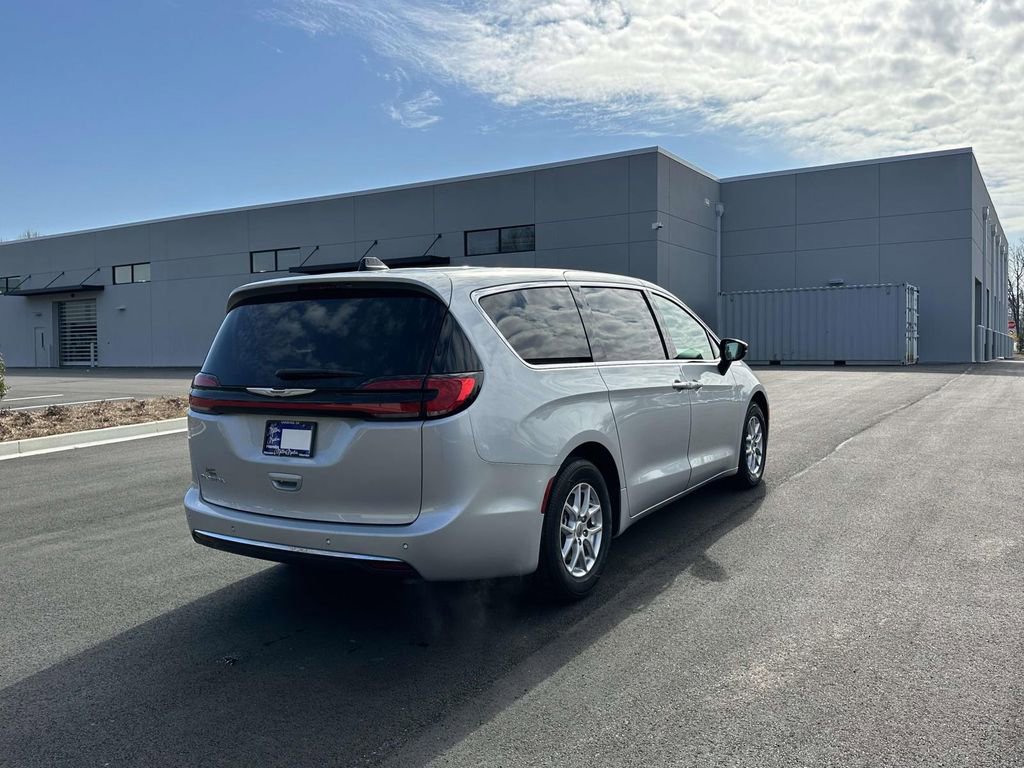 Used 2024 Chrysler Pacifica Touring-L image 28