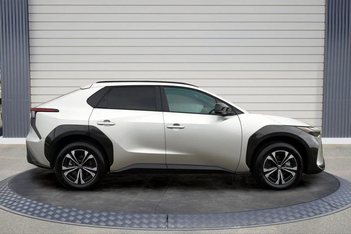 Used 2024 Toyota bZ4X XLE w/ Weather Package FWD image 8