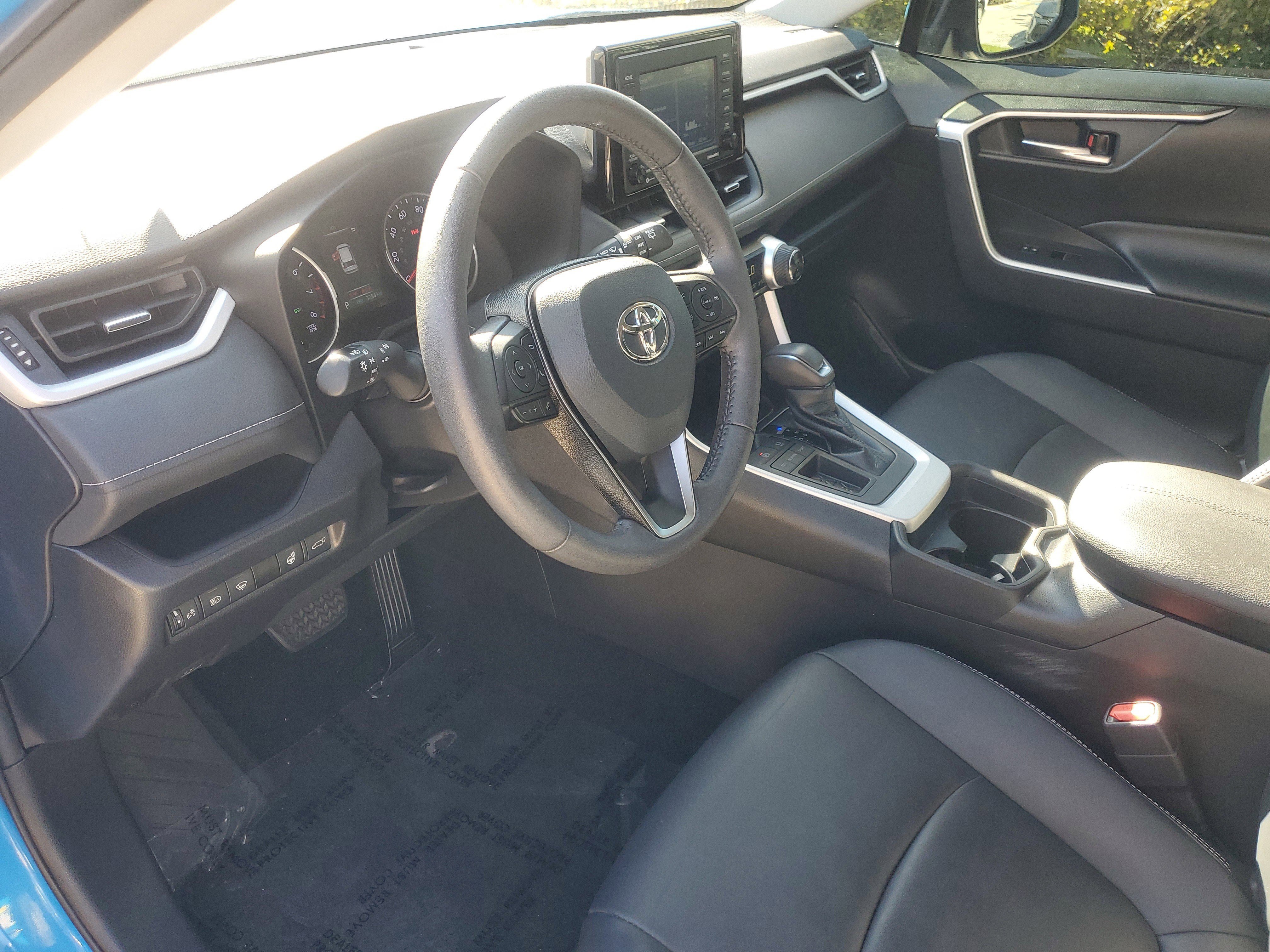 Used 2021 Toyota RAV4 XLE Premium image 17