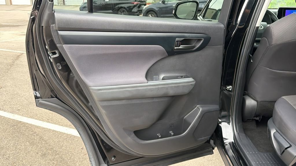 Certified 2025 Toyota Highlander LE image 33