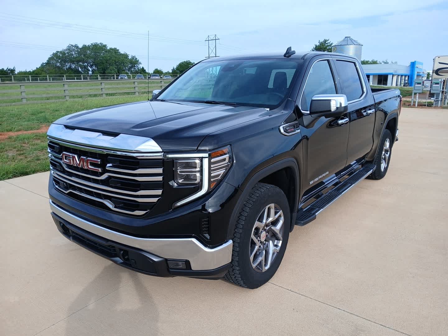Used 2024 GMC Sierra 1500 SLT w/ SLT Premium Package AWD/4WD image 10