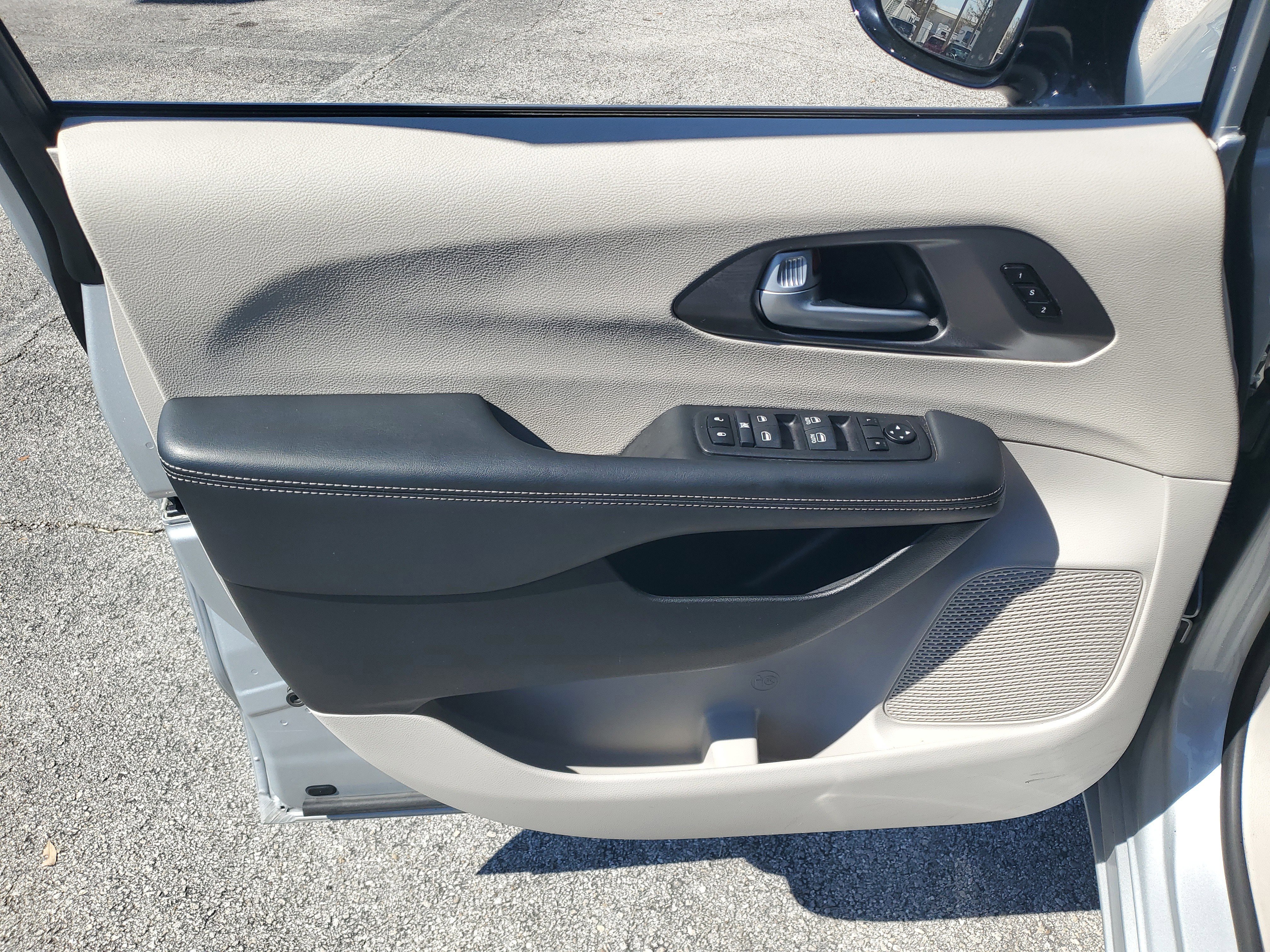 Used 2024 Chrysler Pacifica Touring-L FWD image 10