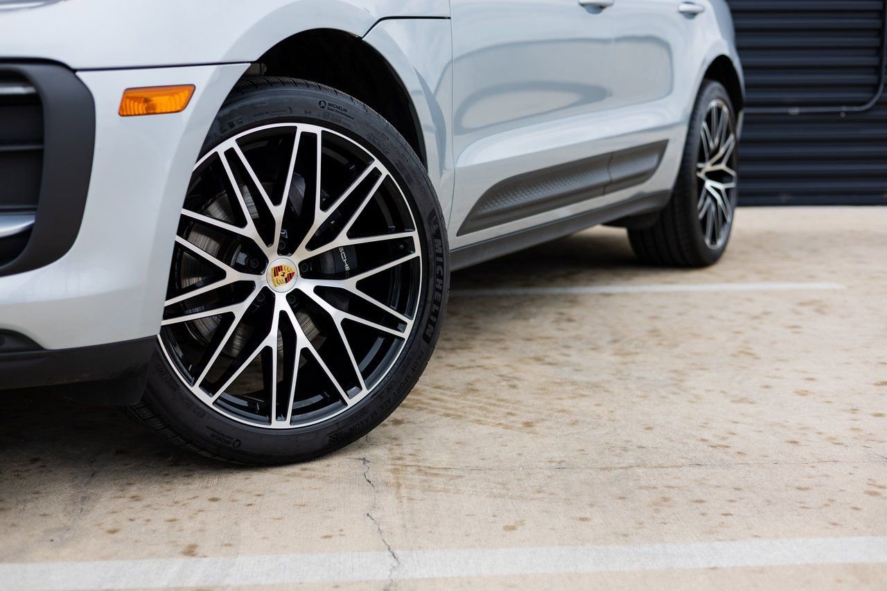 Certified 2025 Porsche Macan image 12