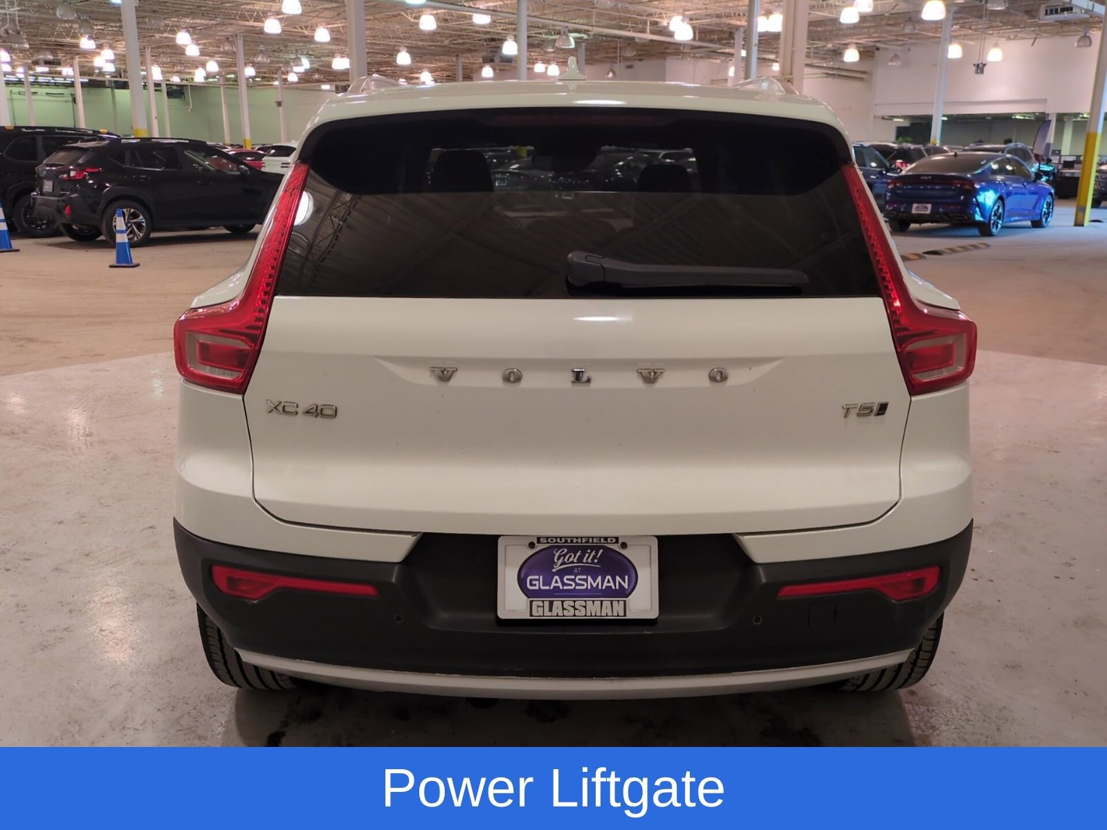 Used 2019 Volvo XC40 T5 Momentum image 4