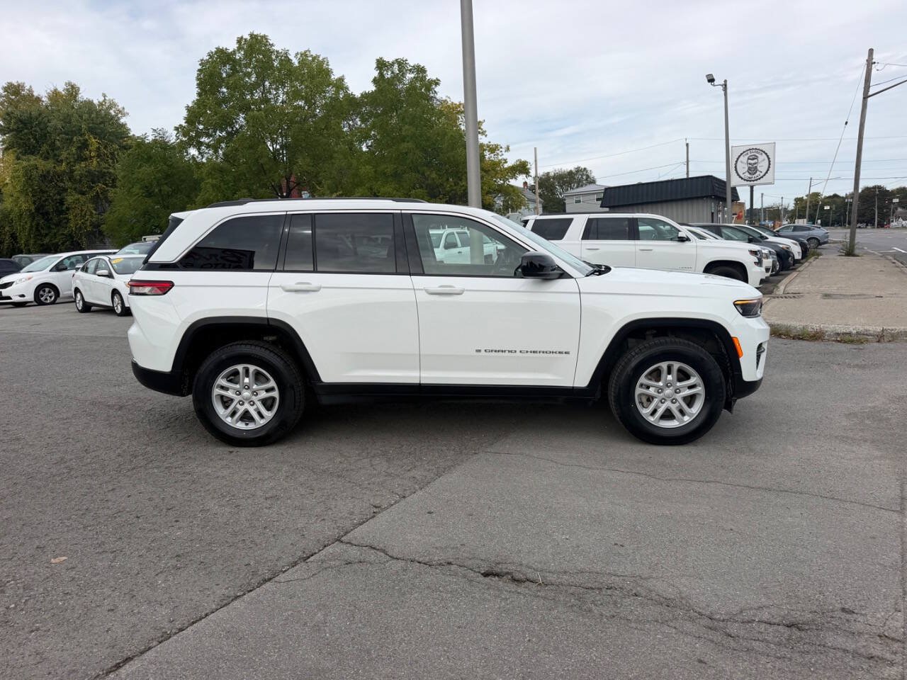 Used 2023 Jeep Grand Cherokee Laredo w/ Luxury Tech Group I AWD/4WD image 6