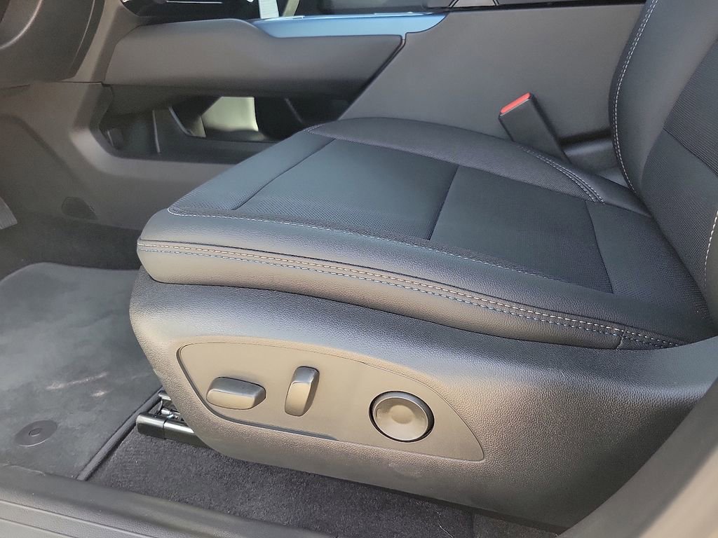 New 2025 Chevrolet Equinox EV LT image 13