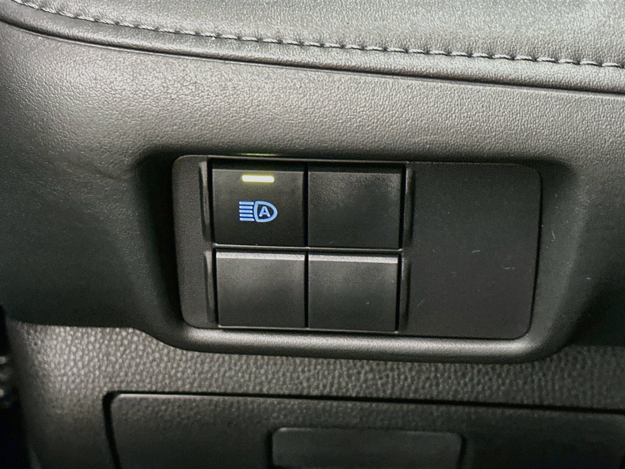 Used 2020 Toyota Highlander L AWD/4WD image 17
