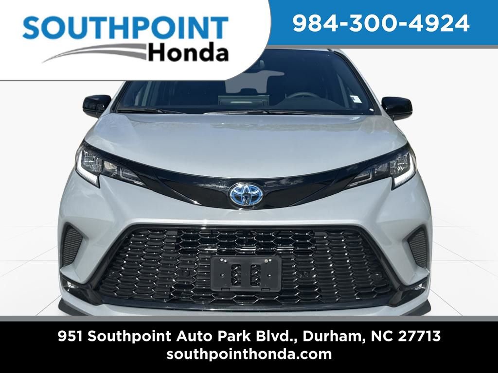 Used 2025 Toyota Sienna XSE w/ XSE Plus Package image 2