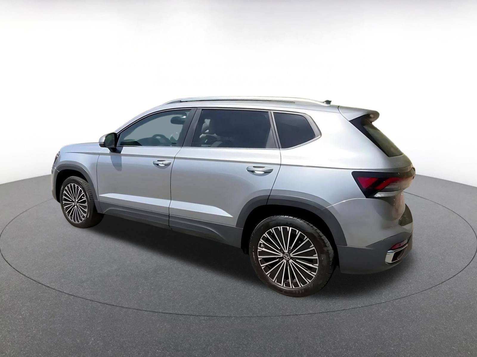 Used 2025 Volkswagen Taos SE image 10