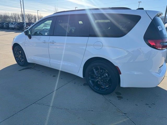 New 2026 Chrysler Pacifica Limited w/ S Appearance Package image 5
