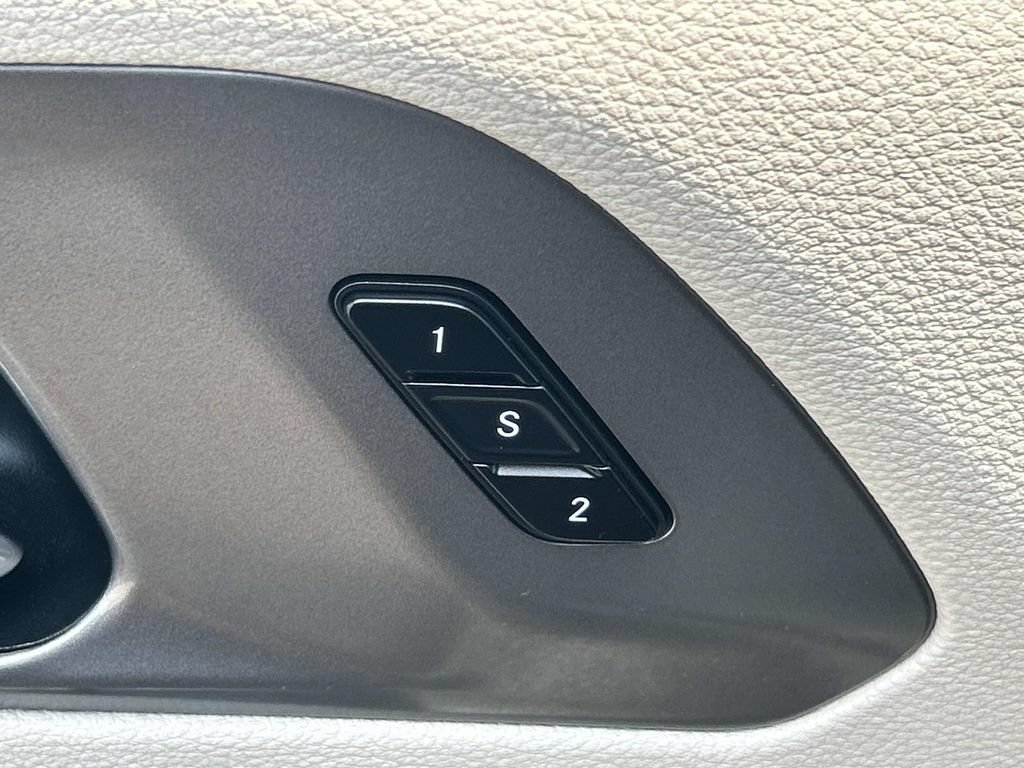 Used 2023 Chrysler Pacifica Touring-L FWD image 30