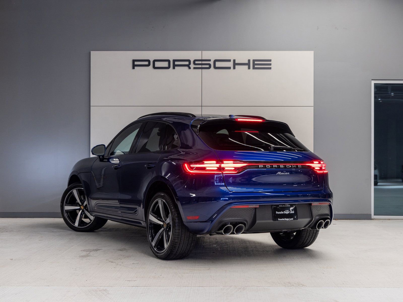 Certified 2025 Porsche Macan AWD/4WD image 3