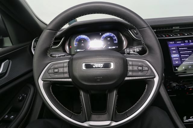 Used 2025 Jeep Grand Cherokee Laredo X w/ Luxury Tech Group I AWD/4WD image 32
