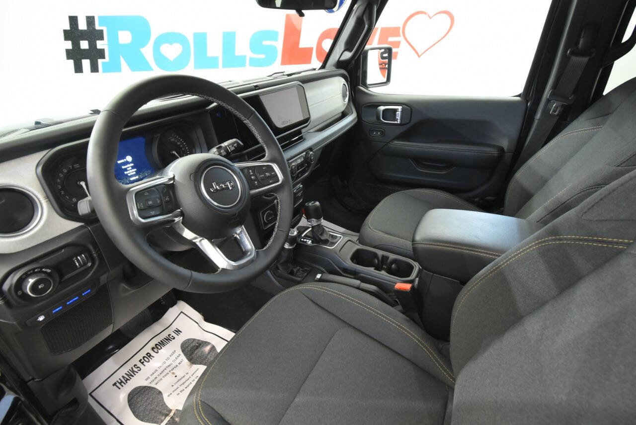 Used 2025 Jeep Wrangler Unlimited Sahara image 12