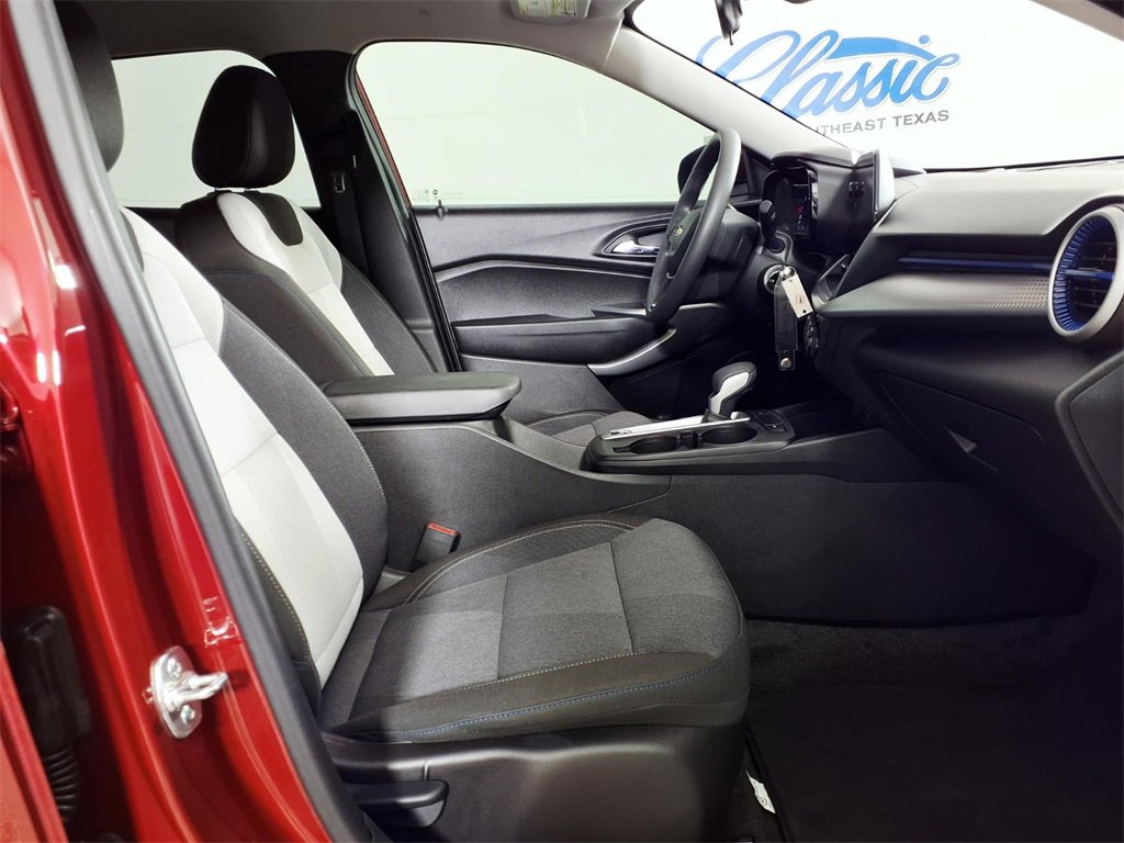 Used 2025 Chevrolet Trax LS w/ LS Convenience Package image 12