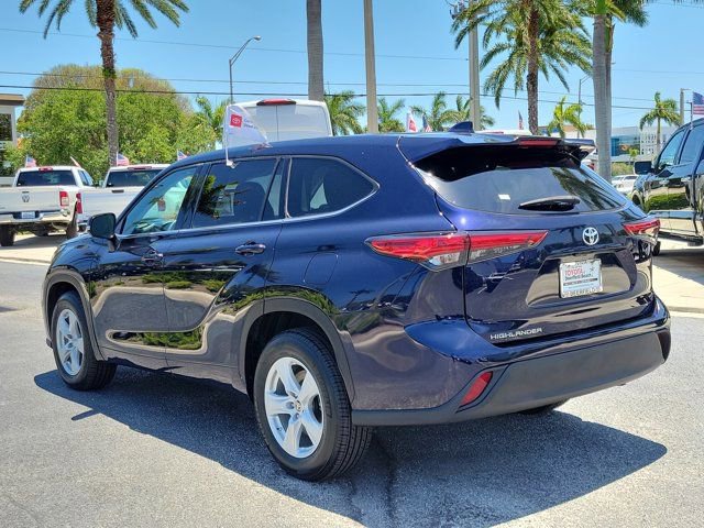 Used 2021 Toyota Highlander L FWD image 3