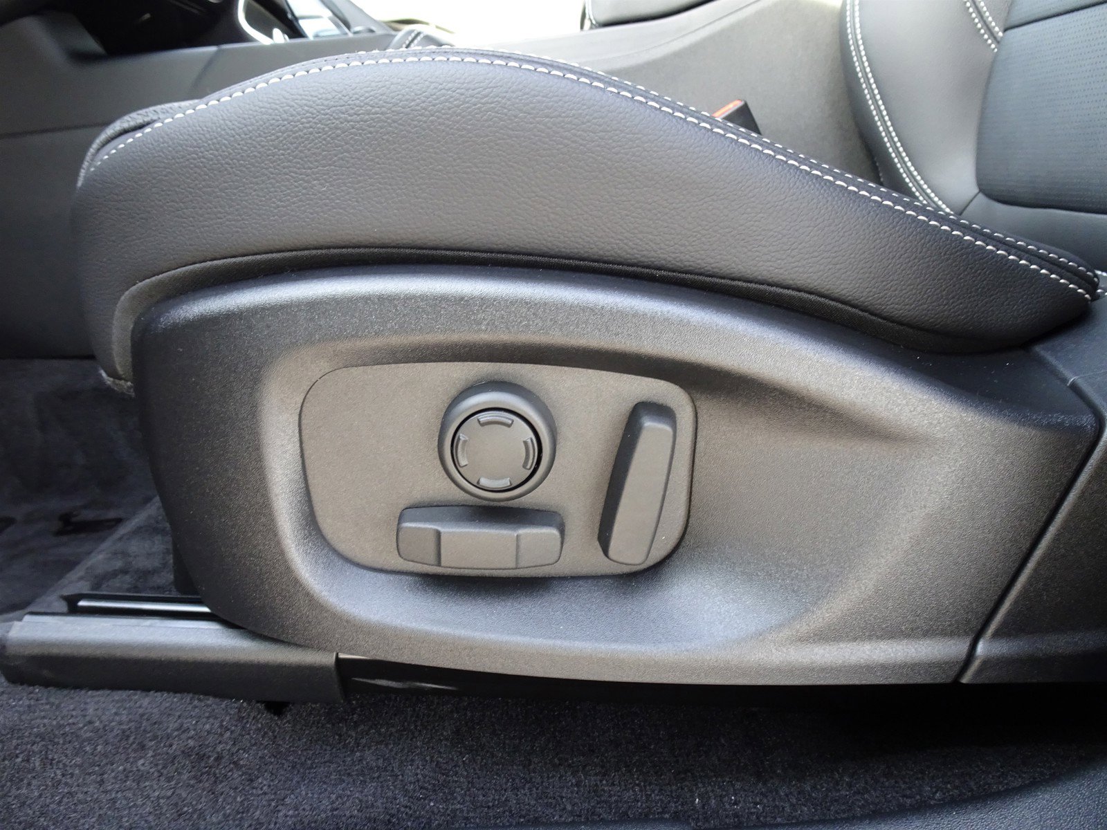 New 2024 Jaguar E-PACE R-Dynamic SE image 15